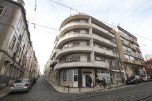 Prédio onde ocorreu incêndio, na rua Leão de Oliveira, em Alcântara. As chamas terão tido origem num aquecedor