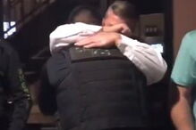 O tratador de Cigo abraçado aos colegas