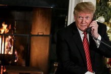 Donald Trump a atender chamadas de crianças