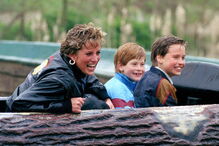 Diana com os filhos William e Harry