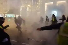 Imagens mostram violência entre polícia e coletes amarelos em França