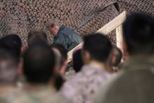 Donald Trump faz visita surpresa às tropas no Iraque