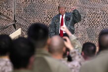 Donald Trump faz visita surpresa às tropas no Iraque