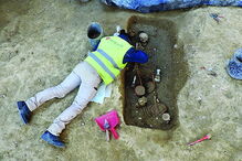 Elemento da equipa da Neoépica em trabalhos de escavação 