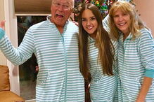 Pai compra seis bilhetes para passar Natal com filha assistente de bordo