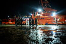 Migrantes recebidos no porto de Málaga