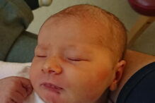 Casal dá as boas-vindas a bebé após grupo do Facebook pagar por fertilização in vitro