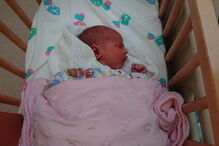 Casal dá as boas-vindas a bebé após grupo do Facebook pagar por fertilização in vitro