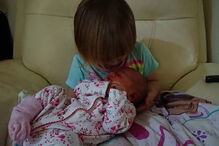 Casal dá as boas-vindas a bebé após grupo do Facebook pagar por fertilização in vitro