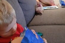 Pais dão brócolos camuflados de gomas aos filhos