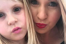 Lisa Wells e a filha de seis anos