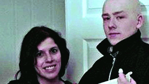 Neonazi casado com portuguesa prestes a sair da prisão. Batizou o filho de Adolf e defende "sociedade 100% branca"