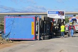 Acidente entre caro e camião mata casal em Portimão
