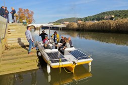 Barco solar faz passeios ecológicos no rio Arade, desde Portimão até Silves, tanto nos meses de verão como de inverno 