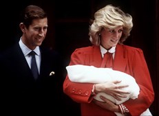 Princesa Diana e Príncipe Carlos no dia do nascimento de Harry