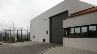 Reclusa transexual sozinha em cela à espera da voltar a mudar de género 