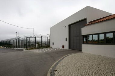 Reclusa transexual sozinha em cela à espera da voltar a mudar de género 