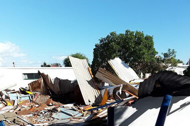 Lixo por recolher após demolições em Faro