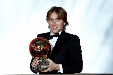 Modric volta a bater Ronaldo este ano e é o melhor do Mundo