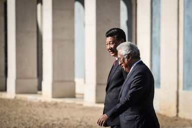 Xi Jinping  e António Costa furaram o protocolo para conversarem a sós, após  uma declaração conjunta sem questões