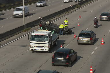 Táxi capotado no IC17, junto ao Parque de Campismo de Lisboa