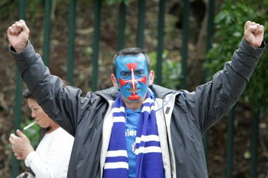 Adepto do Belenenses com pintura da cruz do emblema do clube