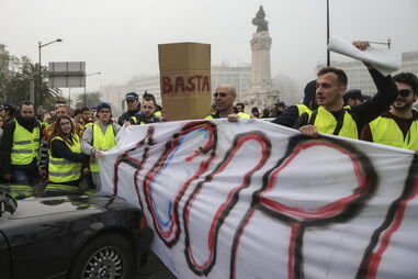 "Acorda Portugal", pode ler-se em faixas no Marquês de Pombal, em Lisboa 