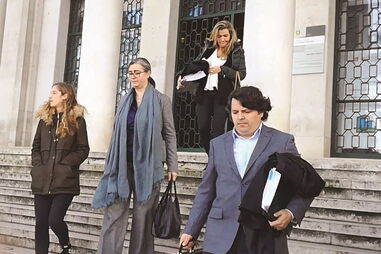 Sara Sousa (ao centro) à saída do Tribunal de Leiria