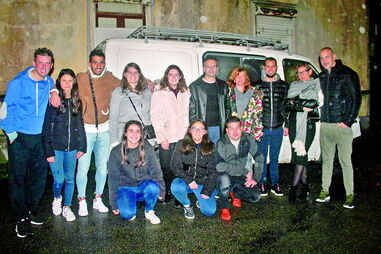 Rúben Ribeiro, terceiro a contar da esquerda, e Forças de Segurança Unidas ajudam família em Matosinhos