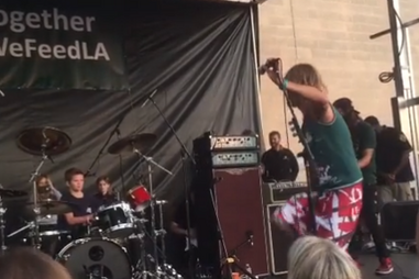 Filho de baterista dos Foo Fighters sobe ao palco com Dave Grohl para tocar Rolling Stones