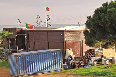‘Quebra Coco’ foi esvaziado para que agora seja feita a demolição do restaurante na praia dos Tomates 