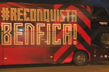 Luís Filipe Vieira visita adepto benfiquista ferido em ataque