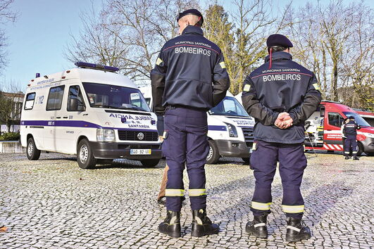 Menores foram resgatados de barco e assistidos em ambulâncias