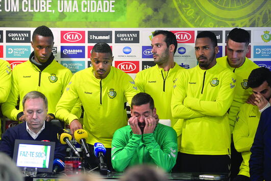 Nuno Pinto em lágrimas no momento em que o presidente do V. Setúbal, Vítor Hugo Valente, anunciou o linfoma