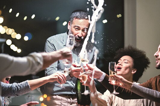 A tradição é brindar à meia-noite com um copo de champanhe  