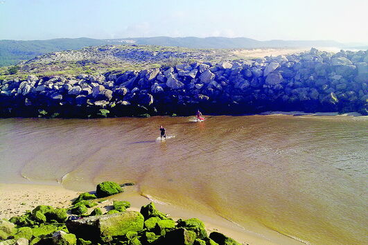 Reparação do molhe da foz do rio Alcoa, deteriorado há muitos anos, deverá arrancar até meados do próximo ano 