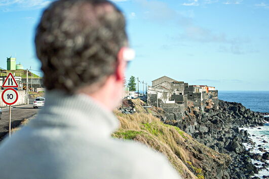 Na ilha de São Miguel há casas que estão construídas em falésias em risco 