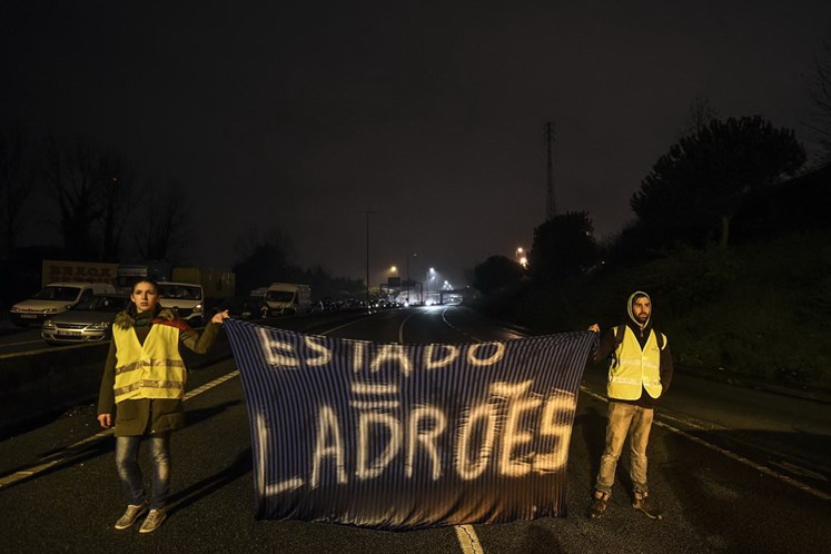 'Coletes amarelos' saem à rua. Quatro manifestantes 