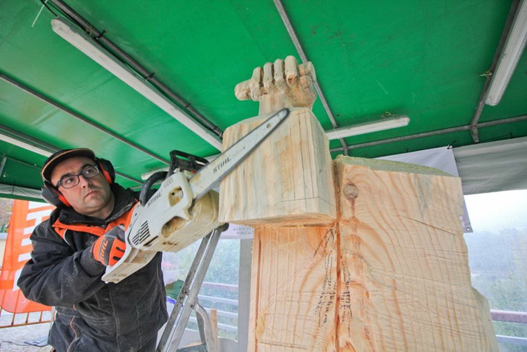 Nelson Ramos de 44 anos aceitou o desafio do presidente da Câmara Municipal de Monchique e está a esculpir até domingo dia 17, um presépio de madeira em tamanho real com moto-serras no largo de Monchique