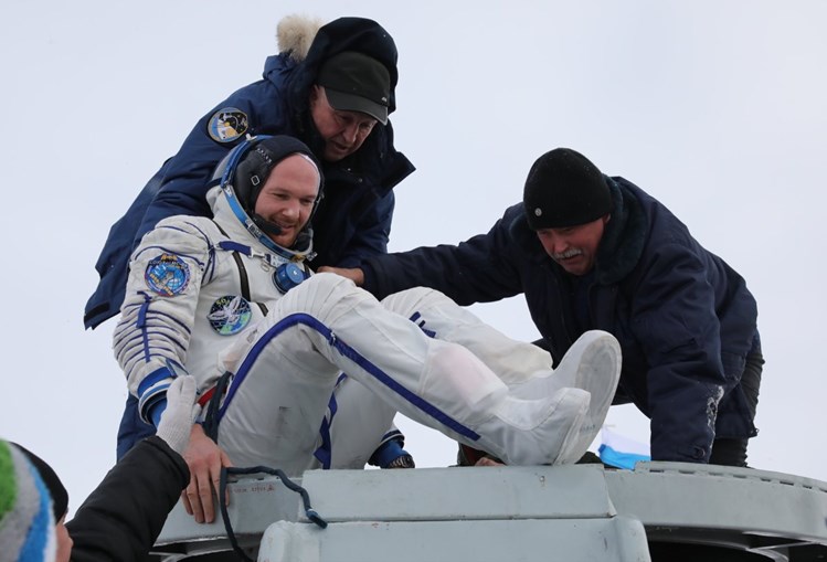 Astronautas regressam à Terra após 197 dias no espaço
