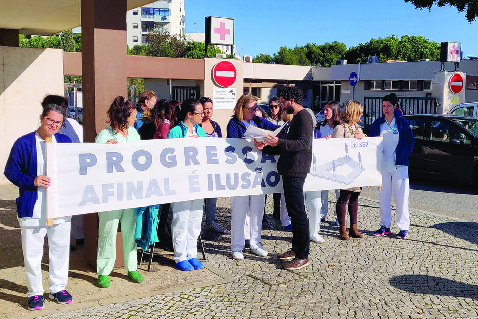 Enfermeiros entregaram abaixo-assinado às direções do Centro Hospitalar e Administração Regional de Saúde   