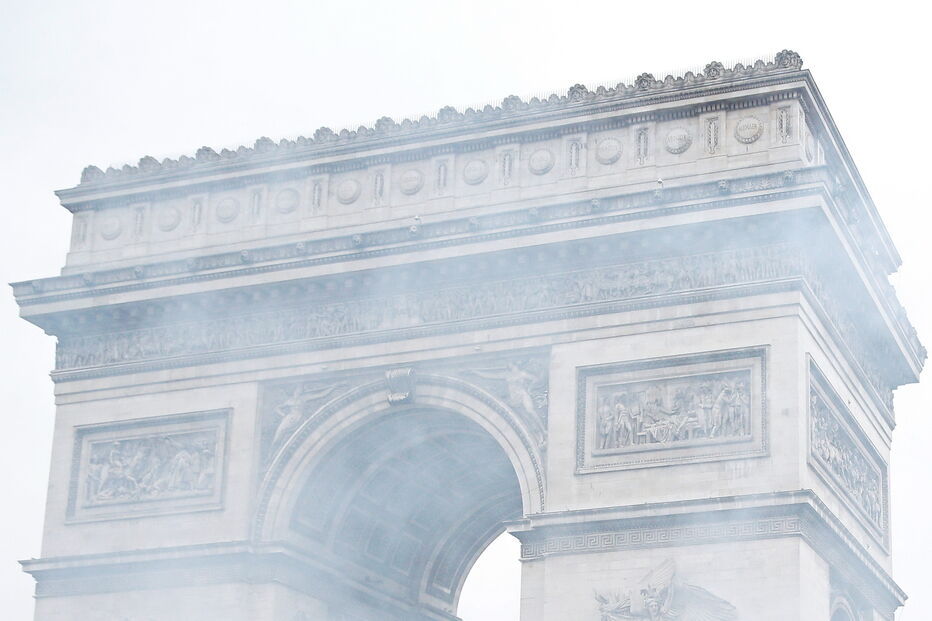 'Coletes amarelos' em confrontos com as autoridades em Paris