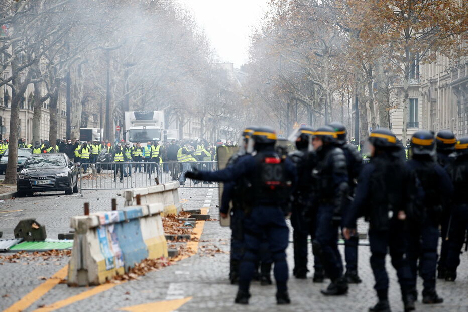 'Coletes amarelos' em confrontos com as autoridades em Paris