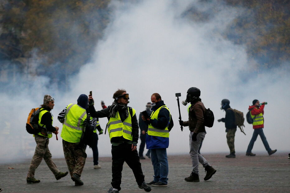 'Coletes amarelos' em confrontos com as autoridades em Paris