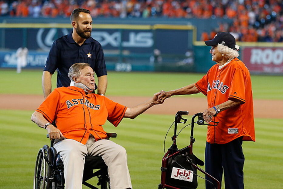 George W. Bush ao lado da mulher, Bárbara Bush