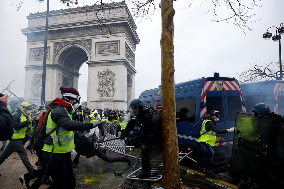 'Coletes amarelos' em confrontos com as autoridades em Paris