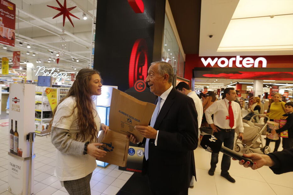 Marcelo Rebelo de Sousa participa na recolha de alimentos no Banco Alimentar