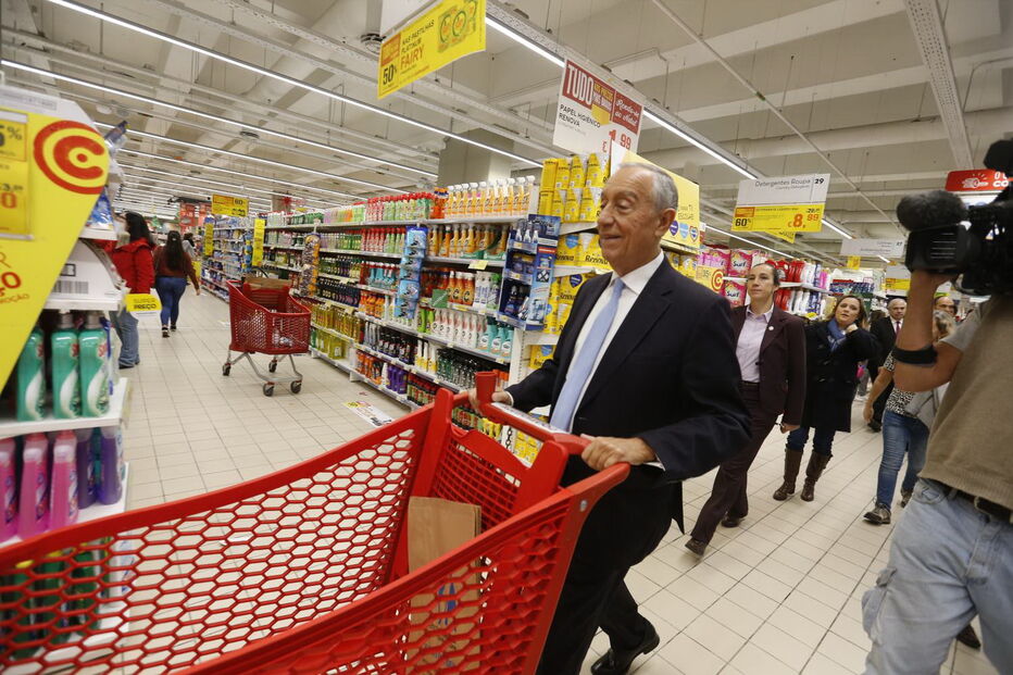 Marcelo Rebelo de Sousa participa na recolha de alimentos no Banco Alimentar