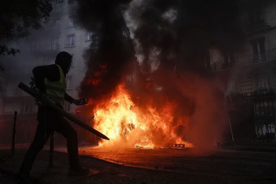 Caos e destruição provocados pelos protestos dos 'coletes amarelos' 
