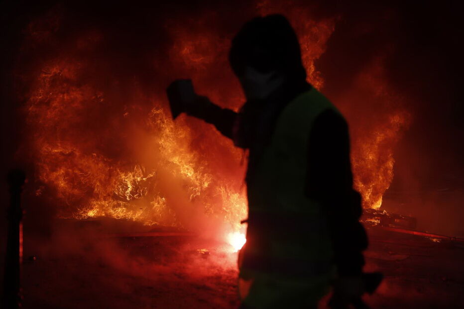 Caos e destruição provocados pelos protestos dos 'coletes amarelos' 